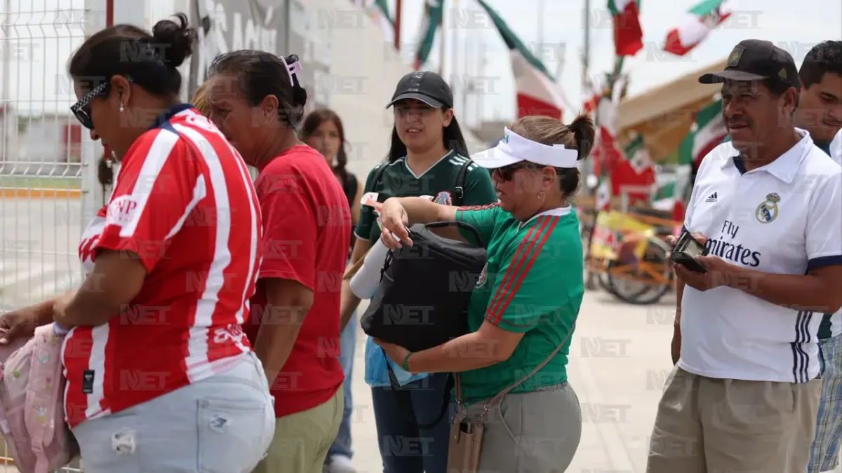 Aficionados viven la inauguración del Mundial en estadio 8 de Diciembre
