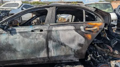 Se incendia Mercedes-Benz en yonke de la colonia Constitución