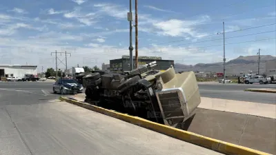 Camión de limpieza de fosas sépticas vuelca en canal de Chihuahua