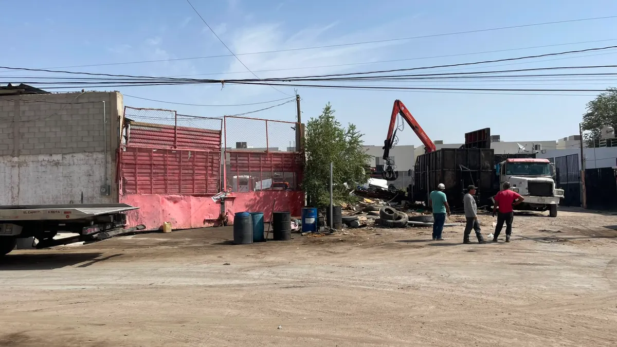 Retiran toneladas de desechos tras incendio de recicladora en la Fidel Ávila