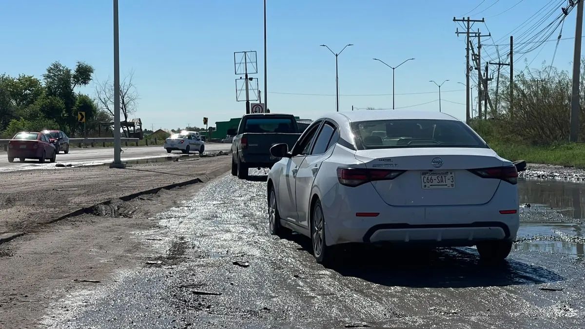 Baches obligan a invadir carril en la Juárez-Porvenir