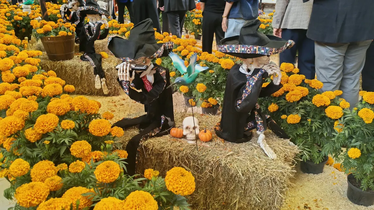 Colocan altar de muertos 'El Jardín de los Recuerdos' en Pueblito Mexicano