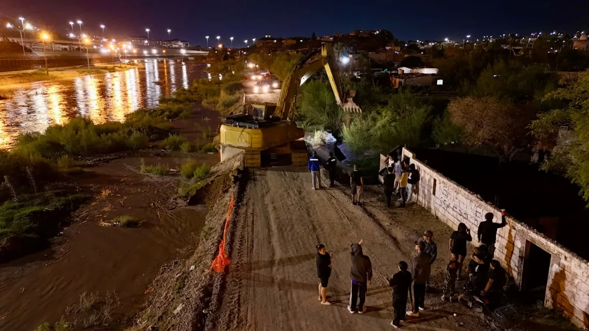 Despliega JMAS maquinaria y personal en río Bravo; llevan más de 12 horas trabajando
