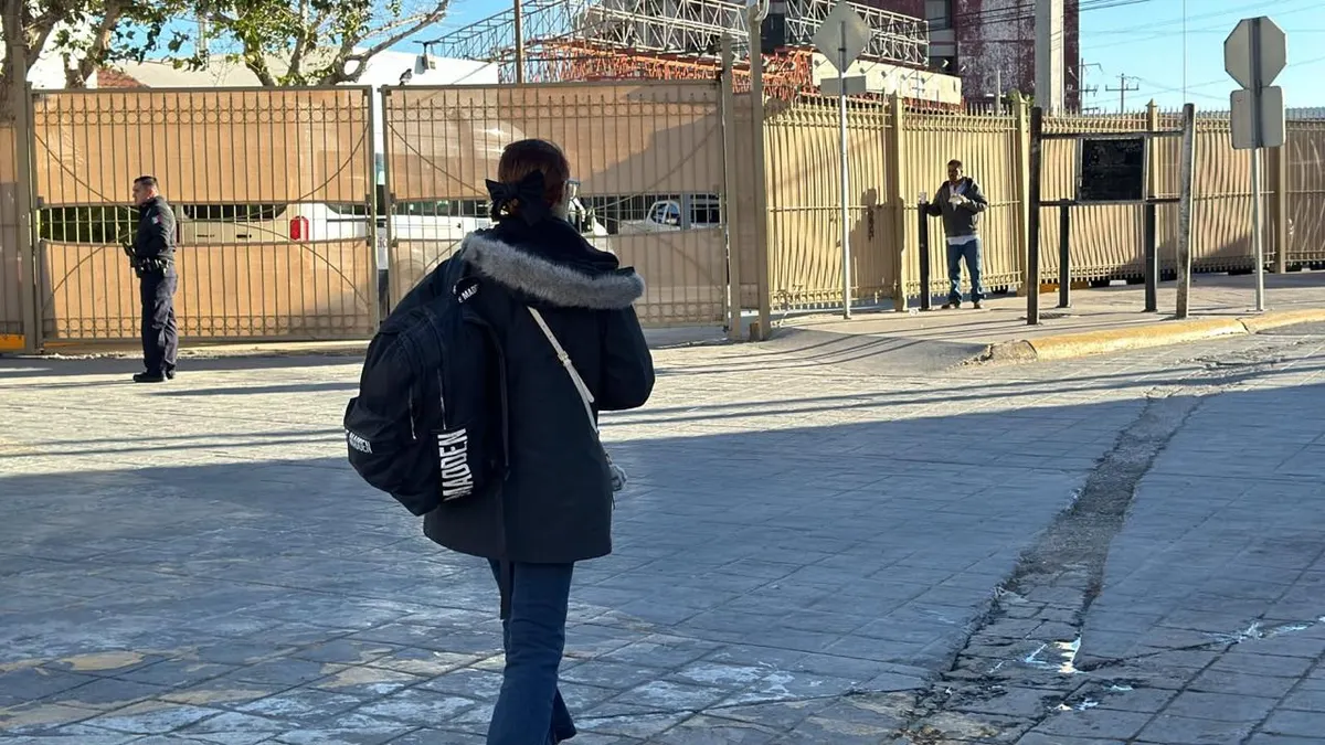 Salen juarenses bien abrigados ante el descenso de temperaturas este sábado