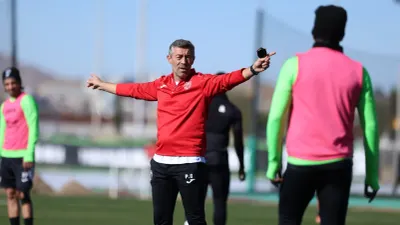 Evita Pedro Caixinha pronunciarse sobre su permanencia en Bravos tras goleada