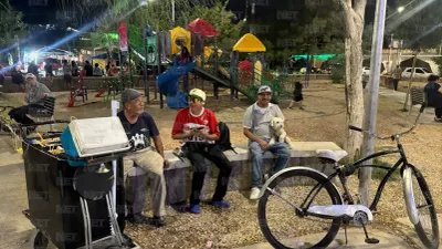 Disfrutan familias en el parque de La Chaveña