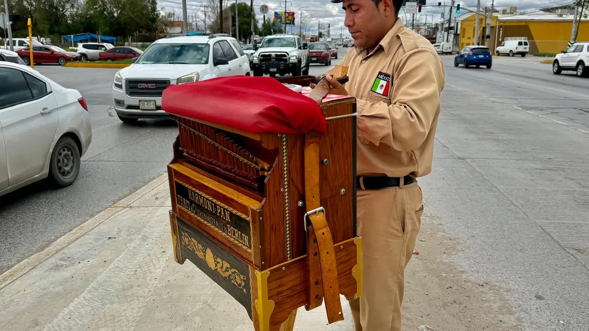 Llevan organilleros tradición musical a cruceros de Ciudad Juárez