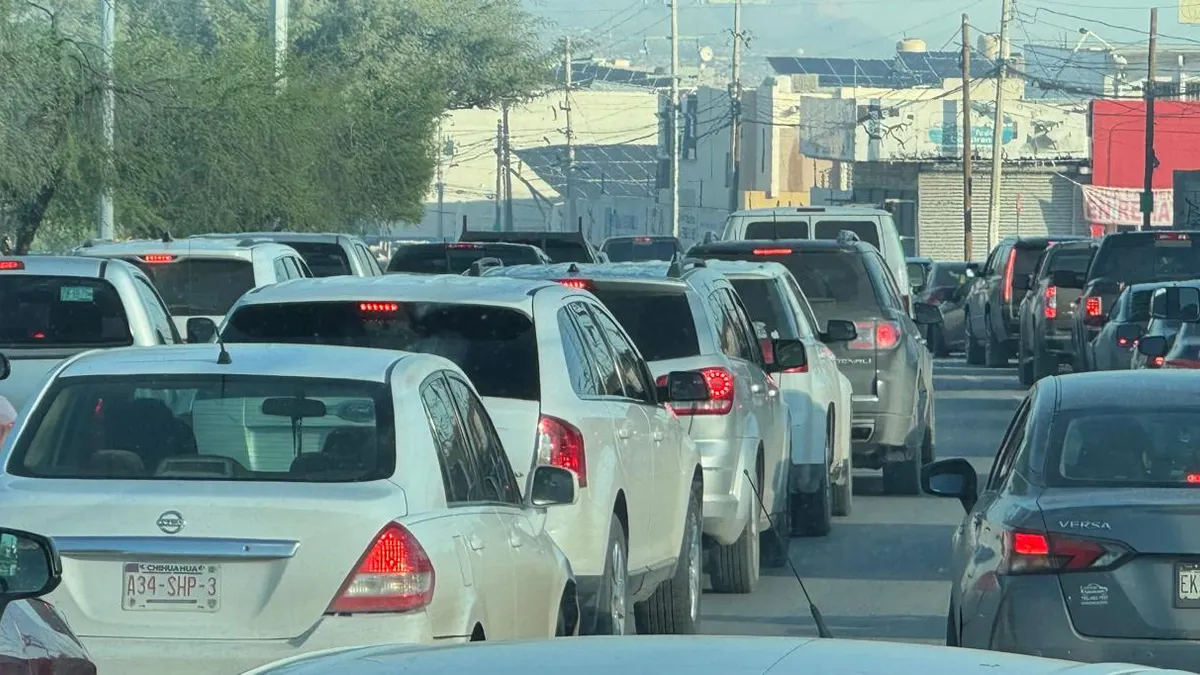 Cierran tramo de Las Torres y caos vial se extiende por avenidas principales