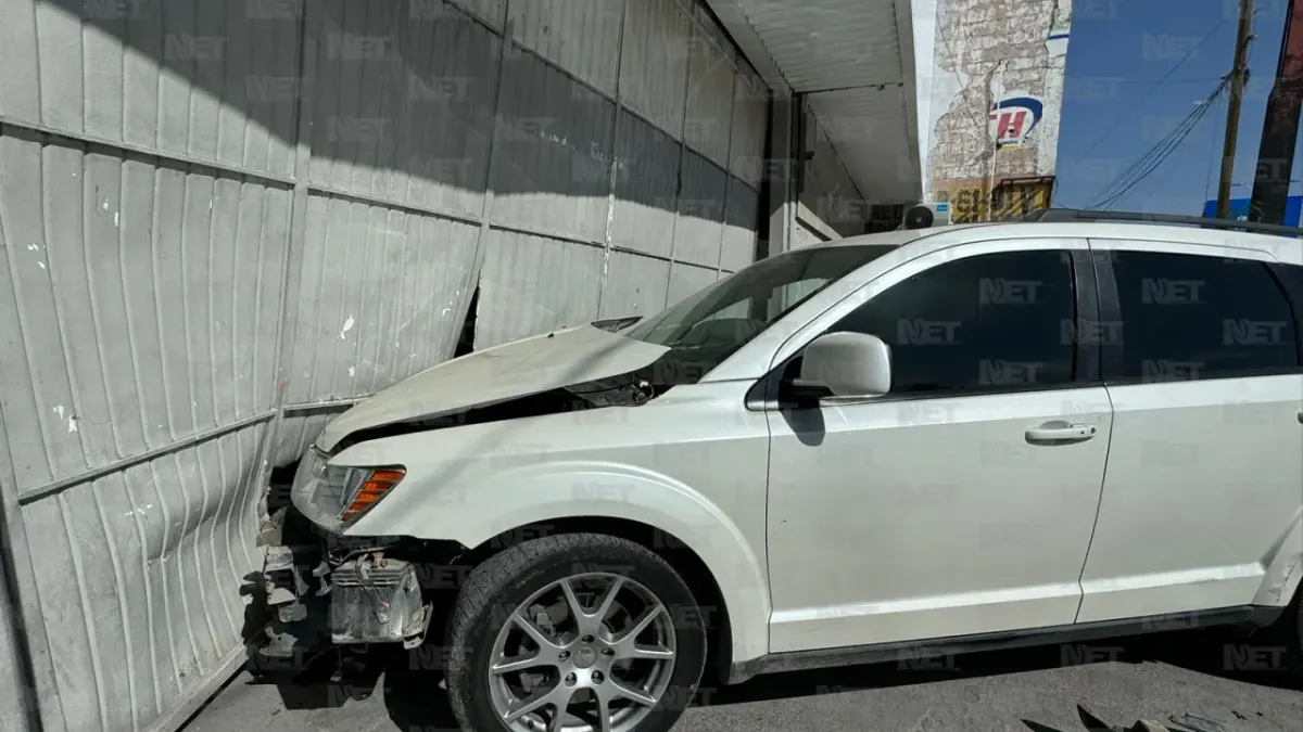 Vuelca camión de cárnicos y camioneta choca contra portón en la Óscar Flores