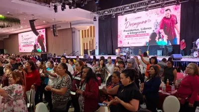 Reconoce alcalde a madres y líderes vecinales durante festejo