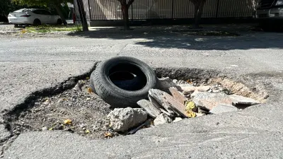 Vecinos de Los Lagos piden reparar calle afectada por baches