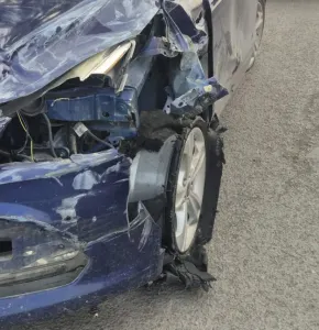 Vuelca camioneta tras choque en la Talamás; el responsable se da a la fuga