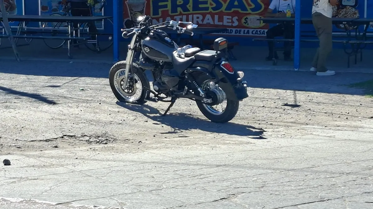 Choca motociclista contra camioneta que le cerró el paso en Satélite
