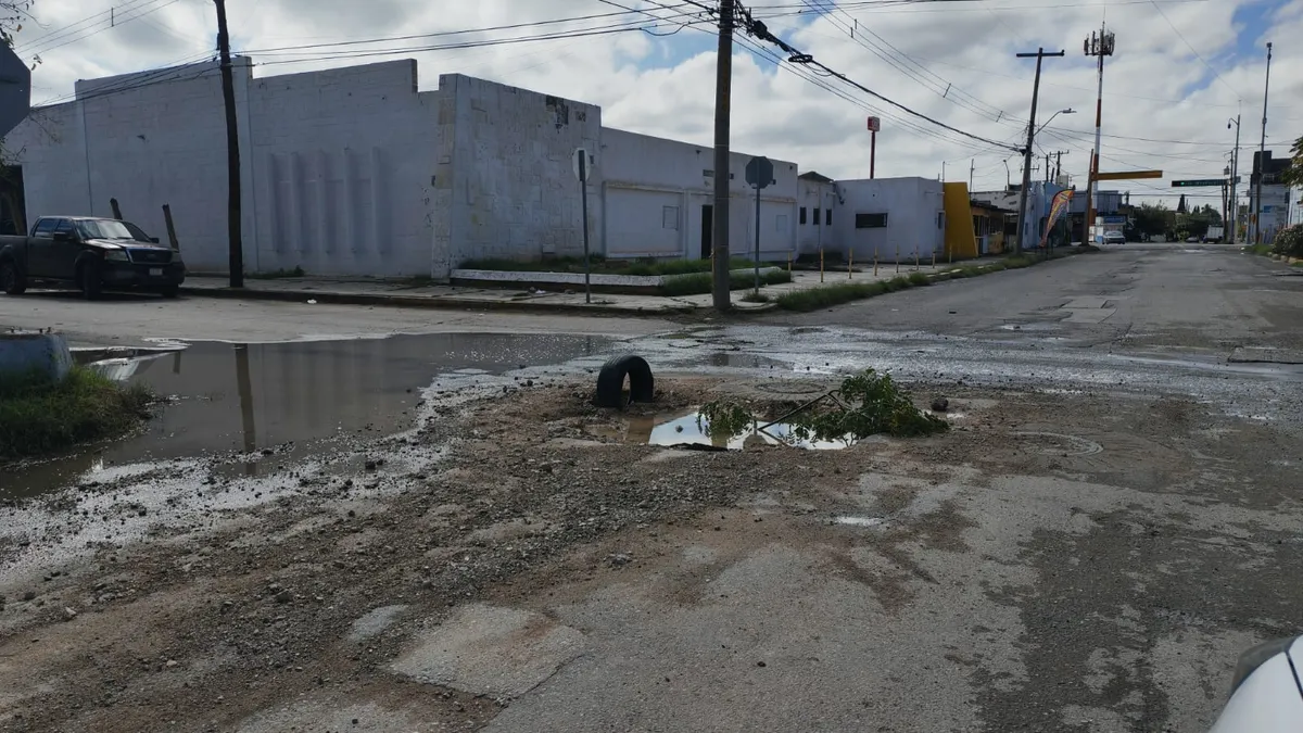 Alertan por hoyancos de gran tamaño en varias vialidades de Juárez tras lluvias