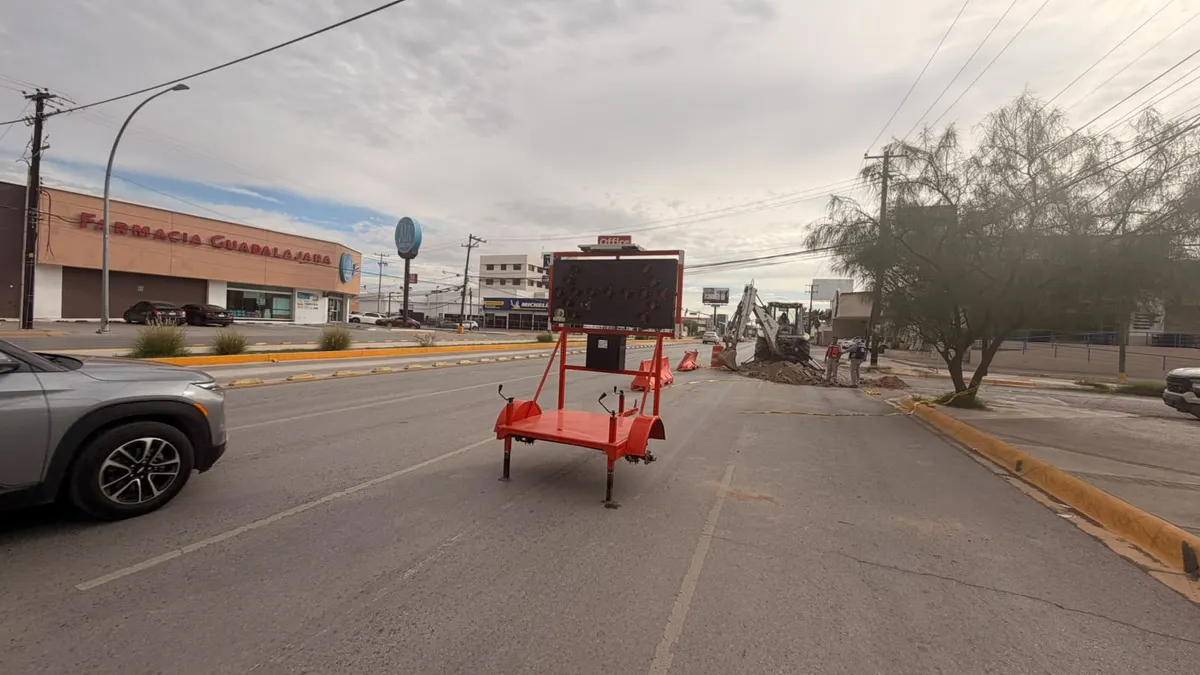 Cierran parcialmente la Paseo Triunfo por reparación de hundimiento