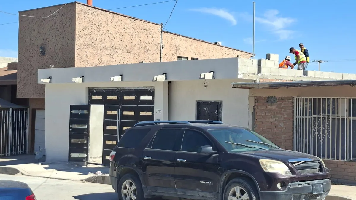 Atienden a trabajador que se desmayó en techo de la Campestre Virreyes