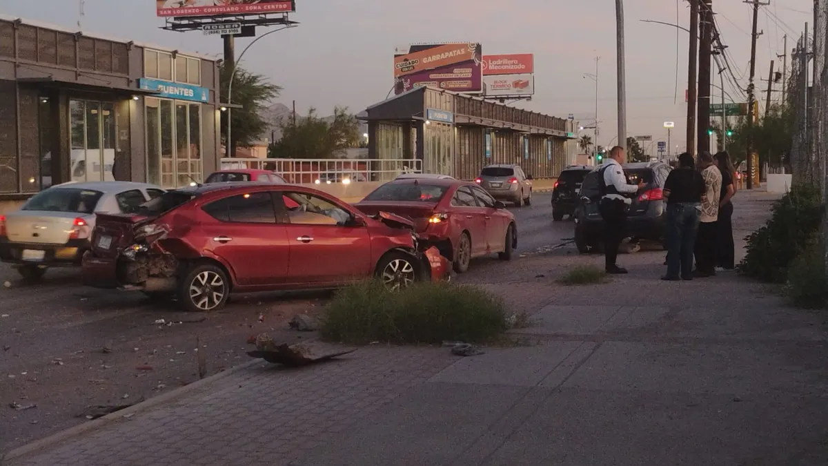 Carambola de cinco vehículos en avenida Tecnológico deja daños materiales