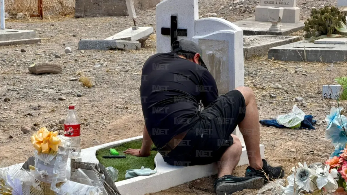 Visitan familias juarenses panteones por el Día de las Madres