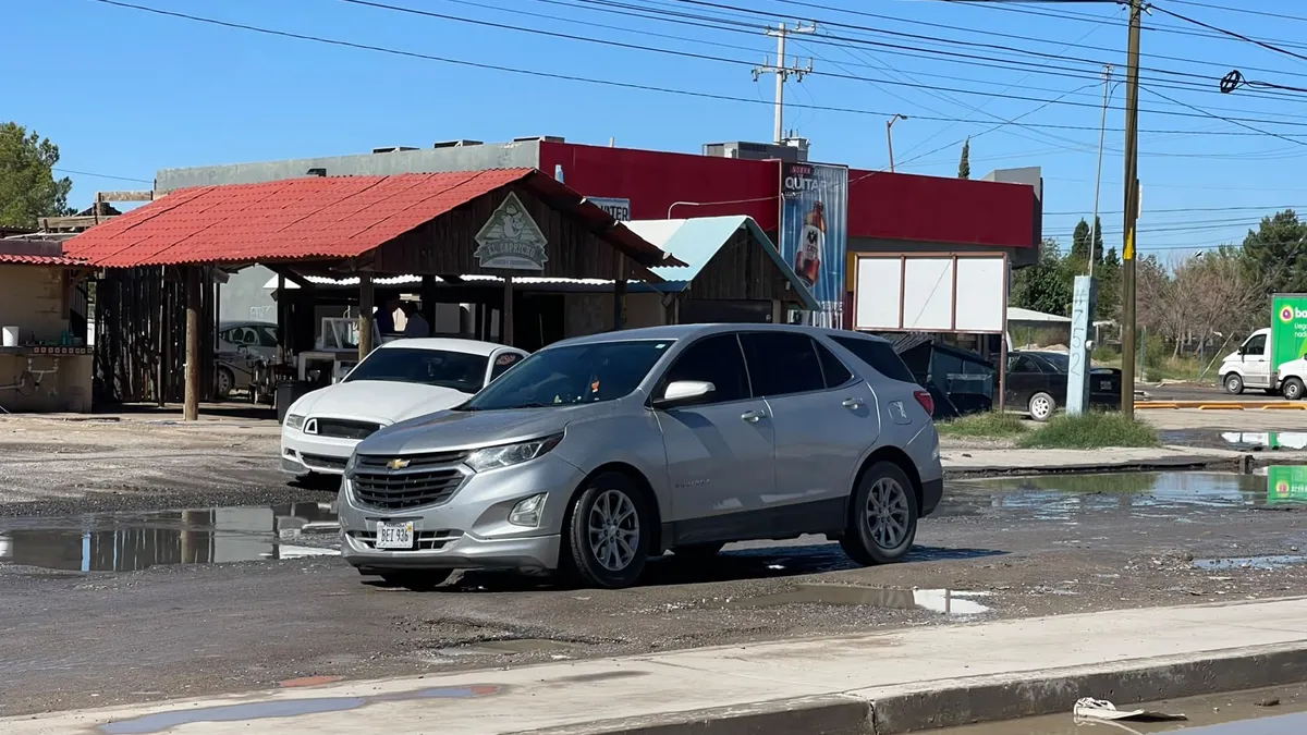 Baches obligan a invadir carril en la Juárez-Porvenir