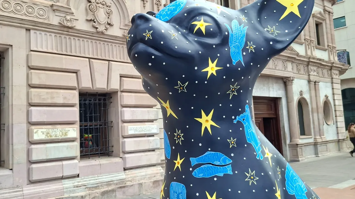 Artistas locales intervienen esculturas de perros chihuahua para el Ficuu