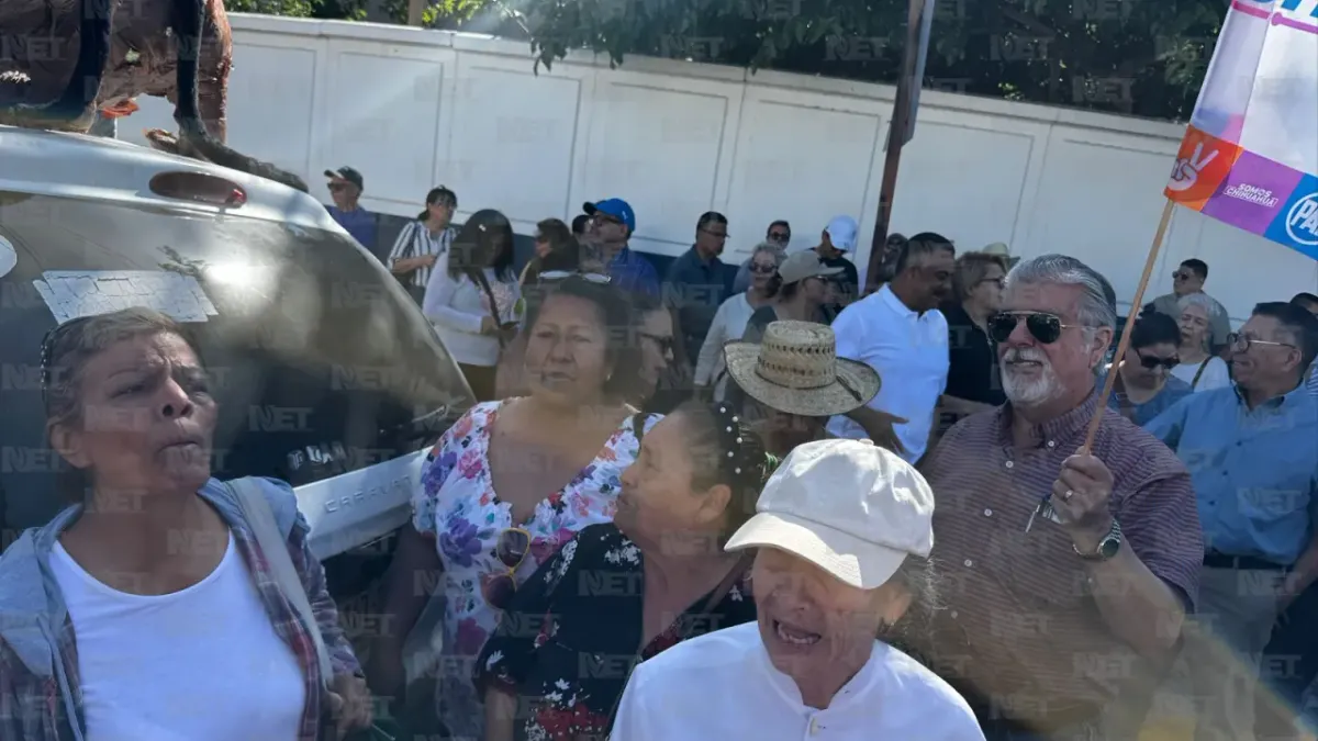 Se concentran militantes del PAN afuera de la FGR en apoyo a Maru Campos