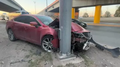 Provoca exceso de velocidad fuerte choque contra poste en la Pérez Serna