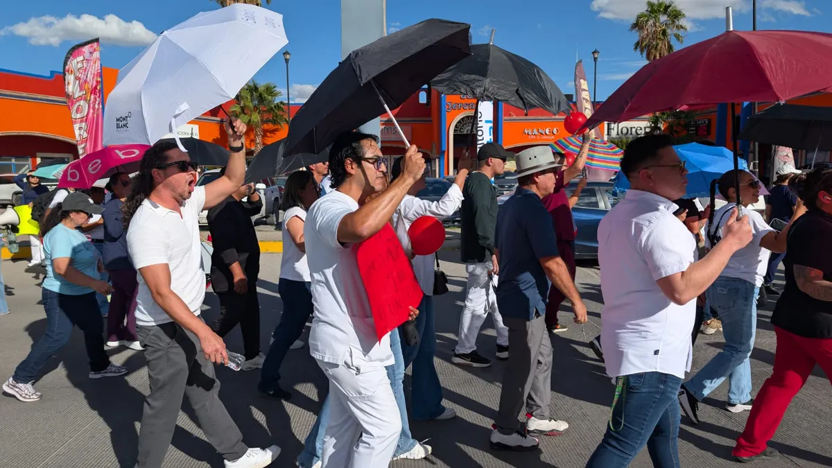 Más de mil trabajadores del IMSS marchan en Juárez; exigen aumento salarial e insumos