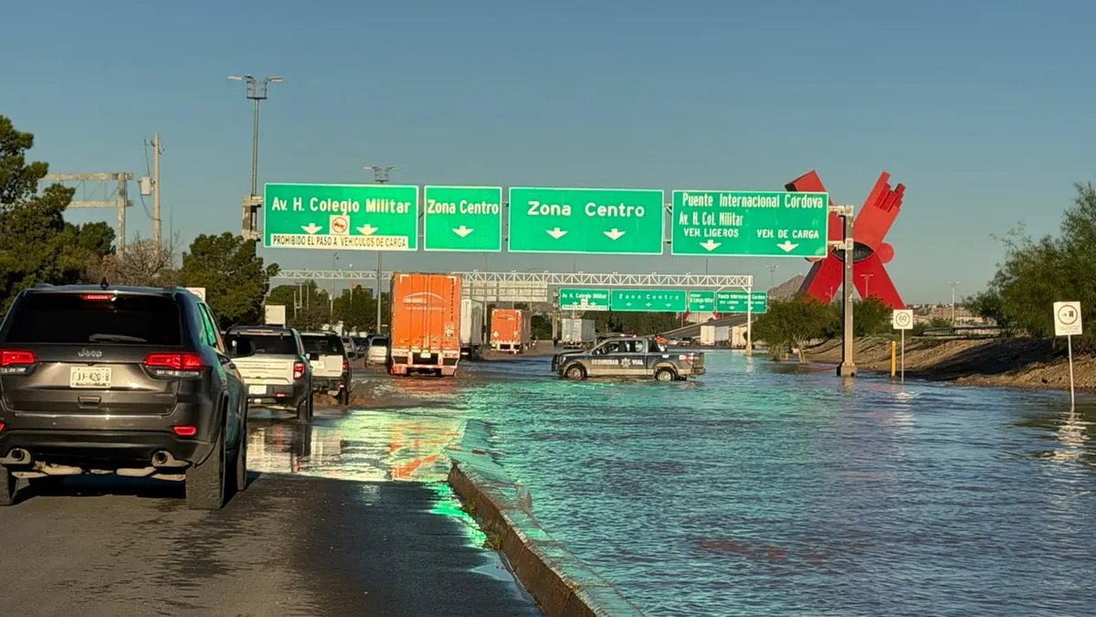 Casi un metro de acumulación de agua cubre tramo del Juan Pablo II