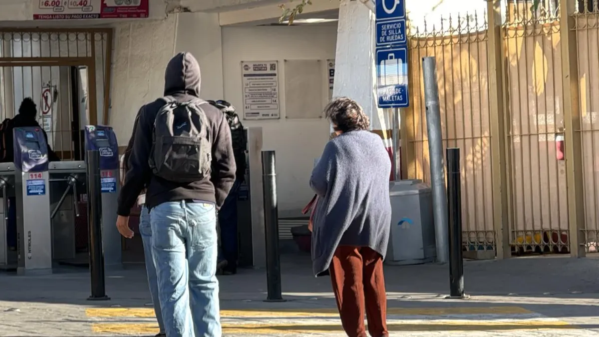 Salen juarenses bien abrigados ante el descenso de temperaturas este sábado