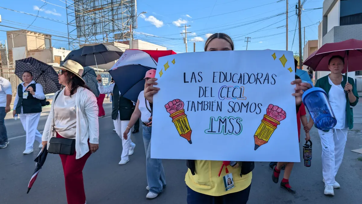 Más de mil trabajadores del IMSS marchan en Juárez; exigen aumento salarial e insumos