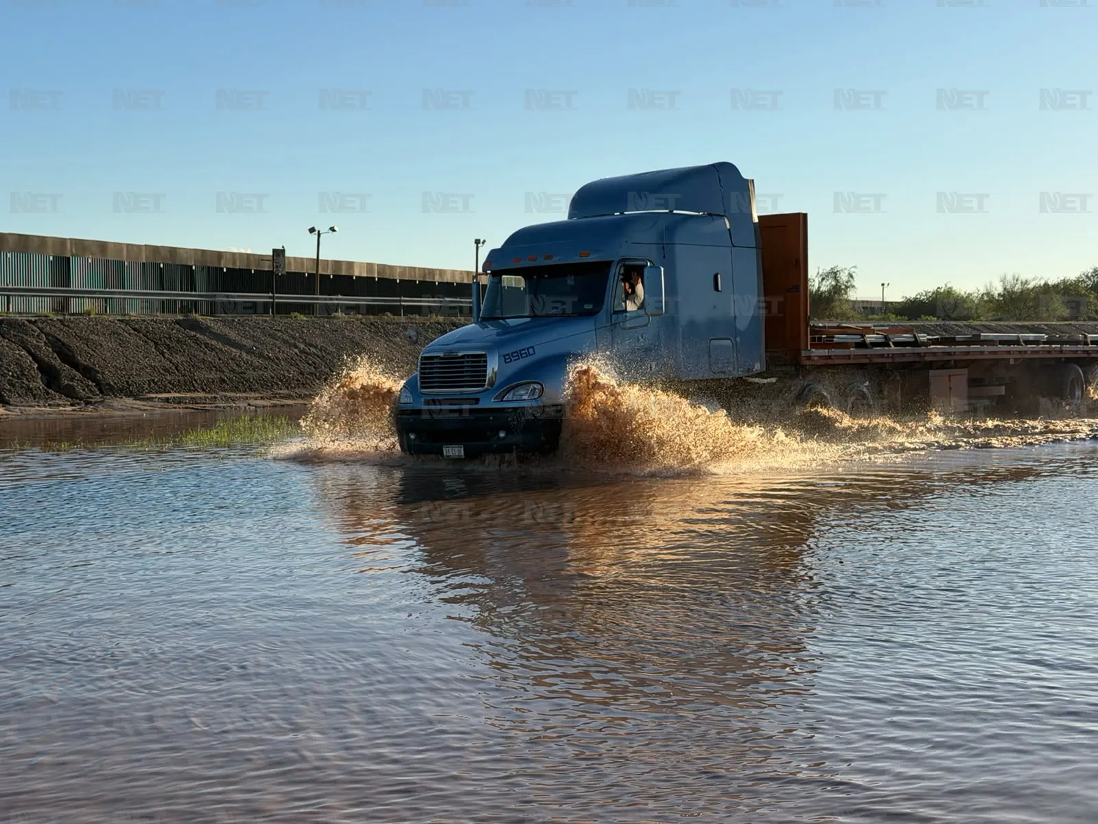 Cierre en Juan Pablo II por desborde del Río Bravo en Juárez
