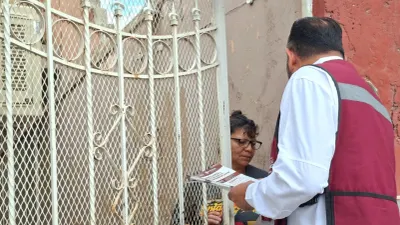 Entregan volantes con medidas preventivas ante lluvias en el norponiente de Juárez