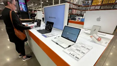 Sube Apple precios de Mac y iPad por escasez de chips y culpa a la IA