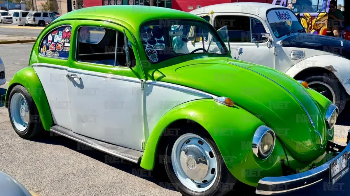 Celebran Día del Vocho con caravana de más de 100 autos en Juárez