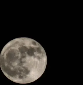 Brilla la Luna de Fresa sobre Juárez pese al cielo nublado