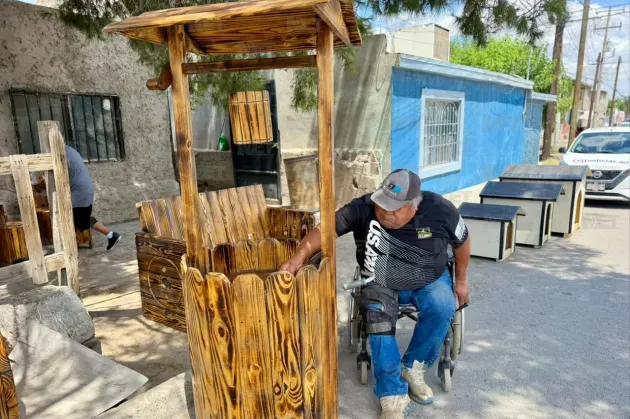 Carpintero en silla de ruedas vende muebles en Juárez