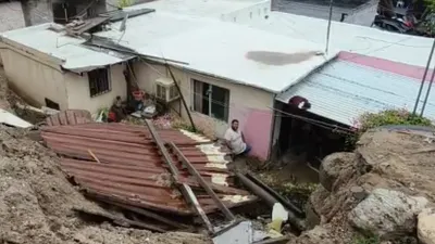Lluvias causan deslave que pone en riesgo vivienda en la Emiliano Zapata