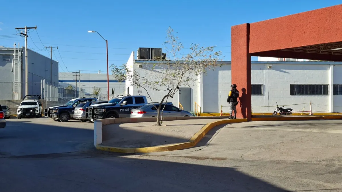 Policía se dispara por accidente en la mano mientras se alistaba para su turno