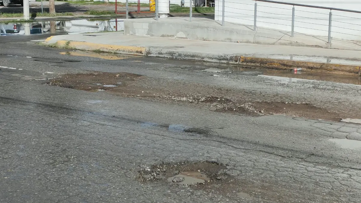 Piden bacheo urgente en cruce de Vicente Guerrero e Ignacio Ramírez