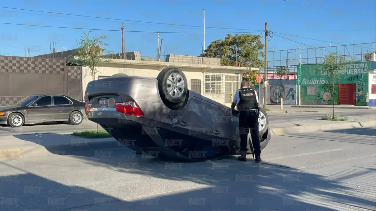 Conductor choca auto estacionado, vuelca y huye en la Morelos