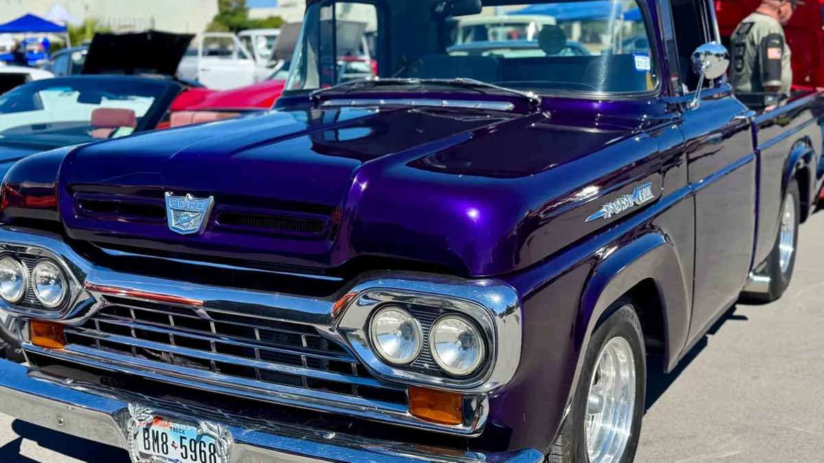 Exhiben autos clásicos en Plaza de las Américas este domingo