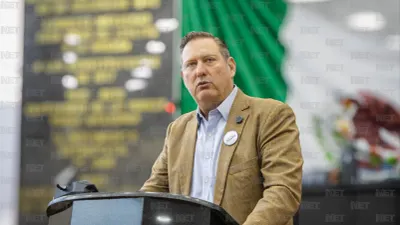 Tunden colectivos a Carlos Olson; lo tachan de homofóbico