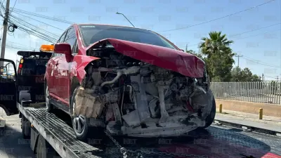 Chocan Juárez Bus y dos vehículos en la Tecnológico
