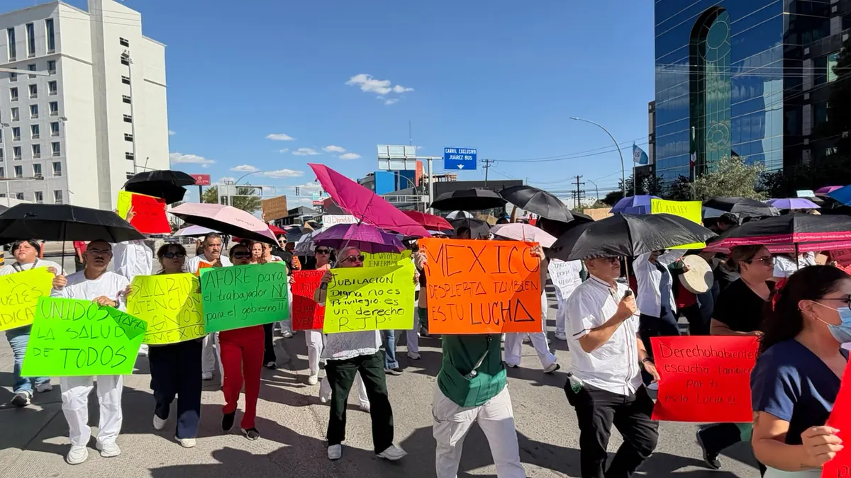 Marcha personal del Hospital 6 del IMSS por el Pronaf y López Mateos