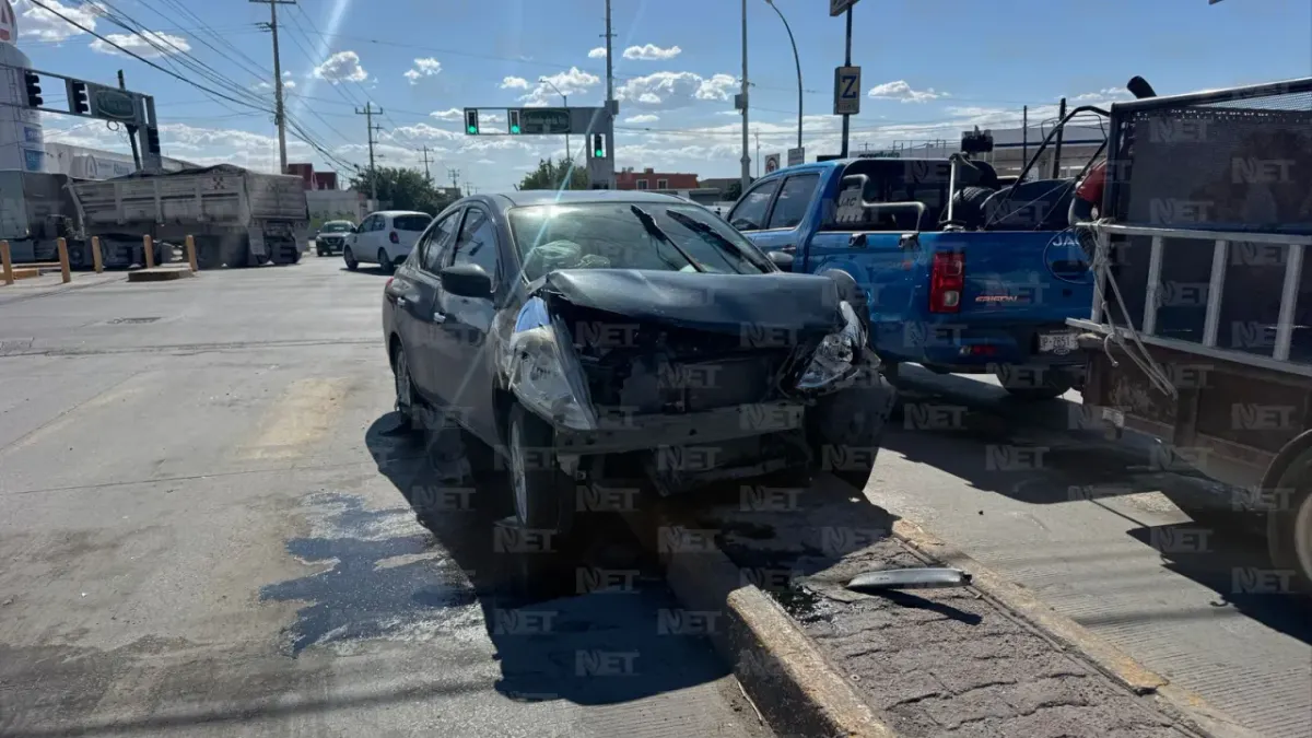 Conductora se pasa semáforo por ambulancia y provoca choque