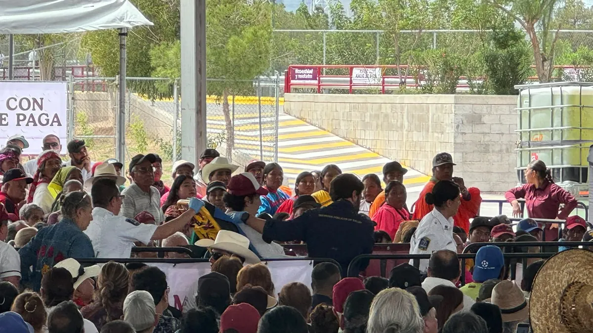 Sheinbaum pausa discurso en Juárez por desvanecimiento de asistente