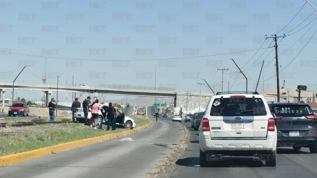 Chocan dompe y auto en el eje vial Juan Gabriel; conductora sufre crisis nerviosa