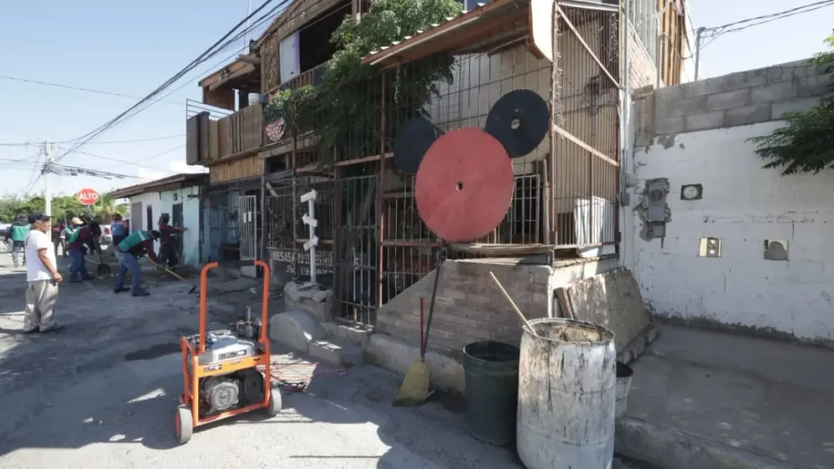 Retiran estructuras de negocio que invadía banqueta en colonia Azteca