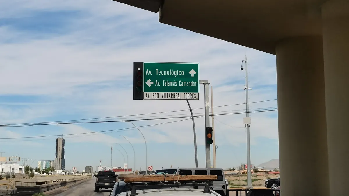 Falla de semáforos en cruce Teófilo Borunda y Villarreal Torres complica el tránsito