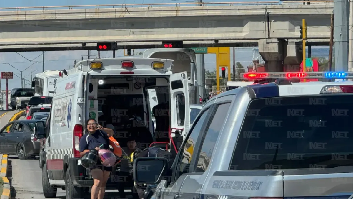Conductor huye tras chocar con moto y deja 2 lesionados
